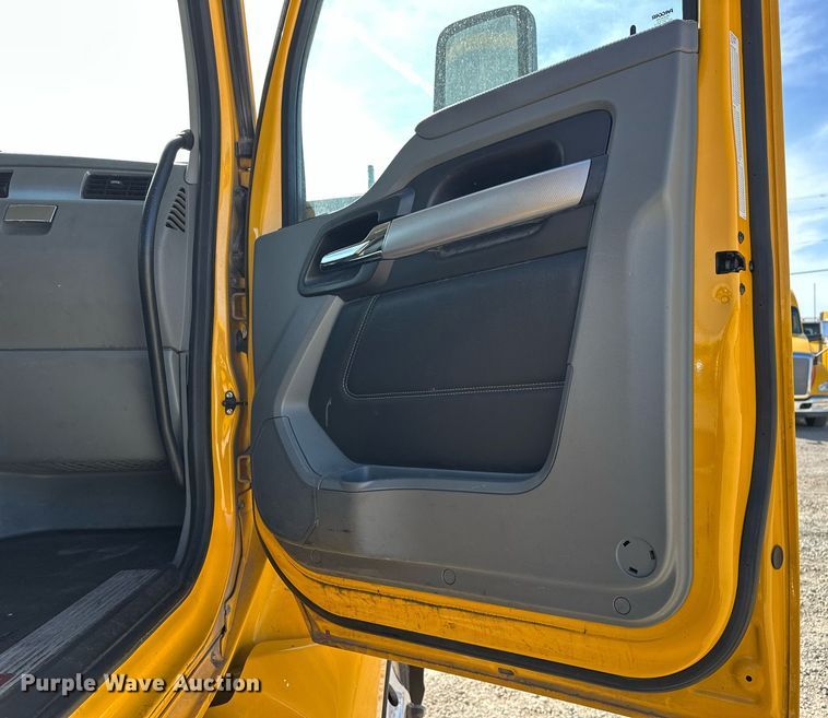 image for item EK0576 2020 Kenworth T680 semi truck