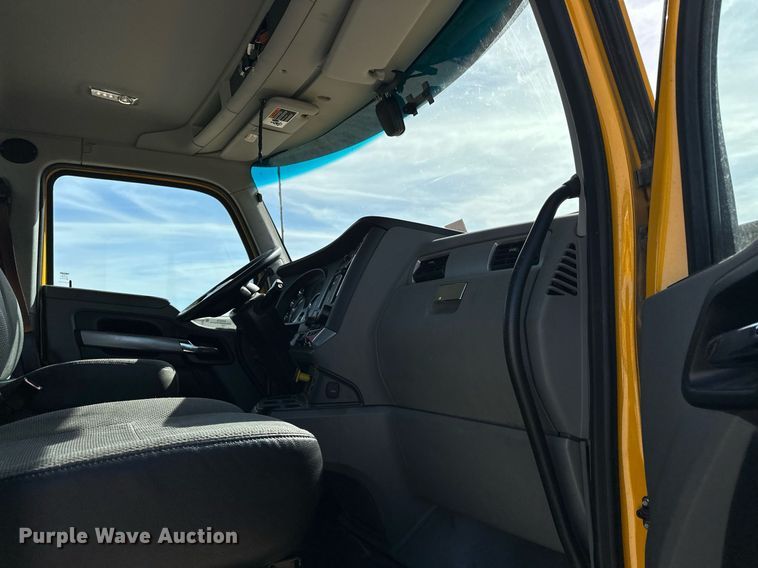 image for item EK0576 2020 Kenworth T680 semi truck