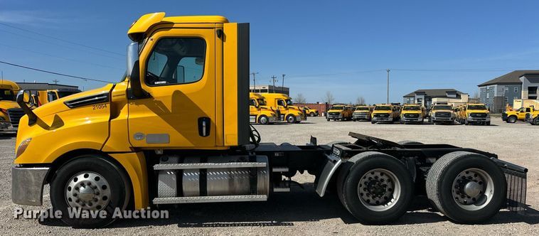 image for item EK0577 2021 Freightliner Cascadia 126 semi truck