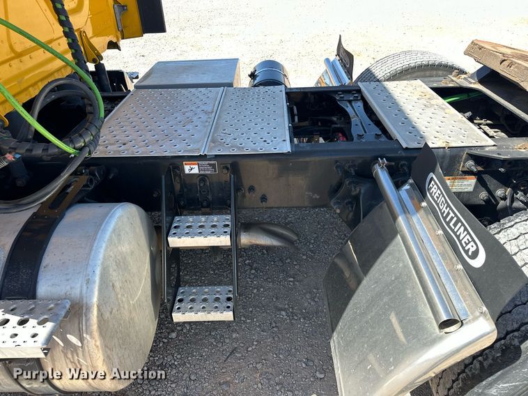 image for item EK0577 2021 Freightliner Cascadia 126 semi truck