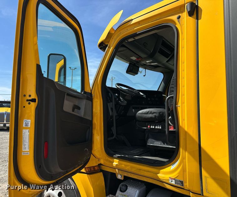 image for item EK0577 2021 Freightliner Cascadia 126 semi truck