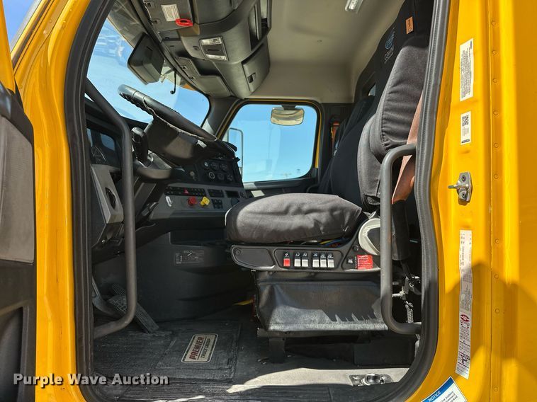 image for item EK0577 2021 Freightliner Cascadia 126 semi truck