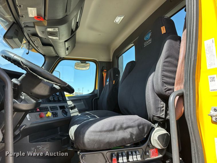 image for item EK0577 2021 Freightliner Cascadia 126 semi truck