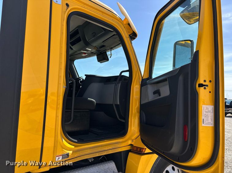 image for item EK0577 2021 Freightliner Cascadia 126 semi truck