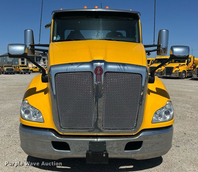 image for item EK0578 2022 Kenworth T680 semi truck