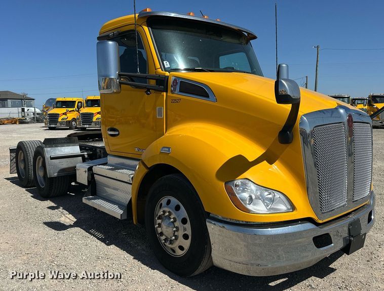 image for item EK0578 2022 Kenworth T680 semi truck