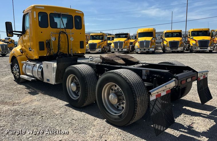 image for item EK0578 2022 Kenworth T680 semi truck