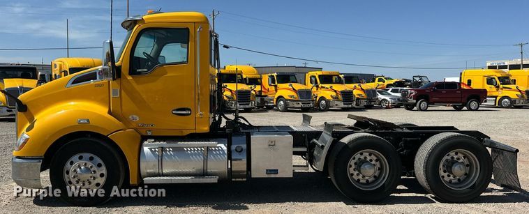 image for item EK0578 2022 Kenworth T680 semi truck