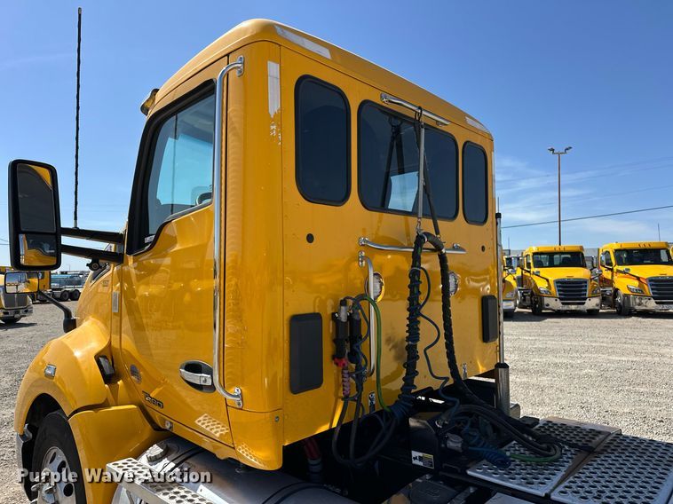 image for item EK0578 2022 Kenworth T680 semi truck