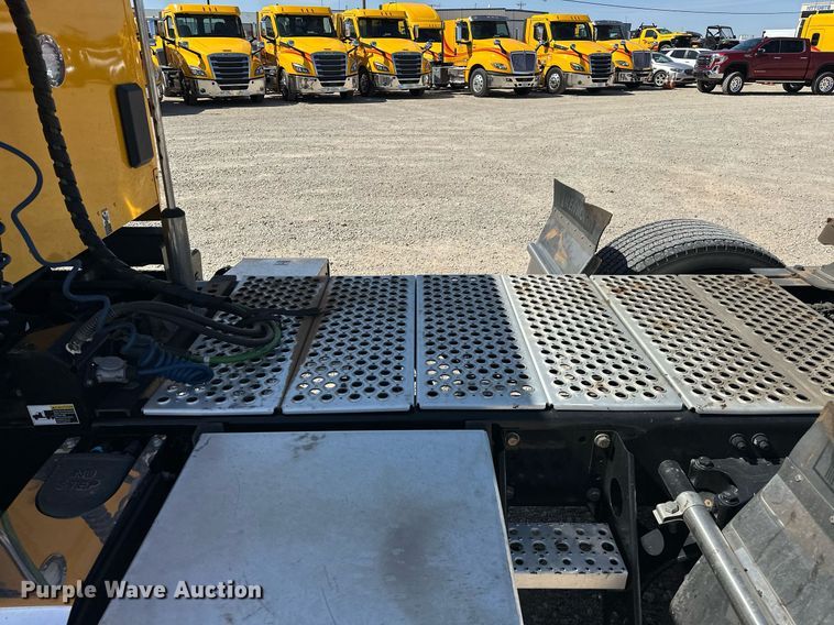 image for item EK0578 2022 Kenworth T680 semi truck