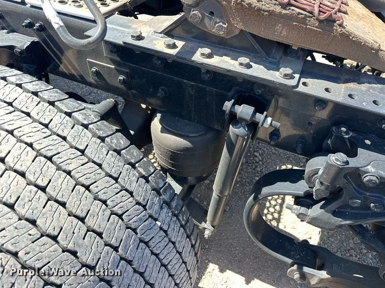 image for item EK0578 2022 Kenworth T680 semi truck