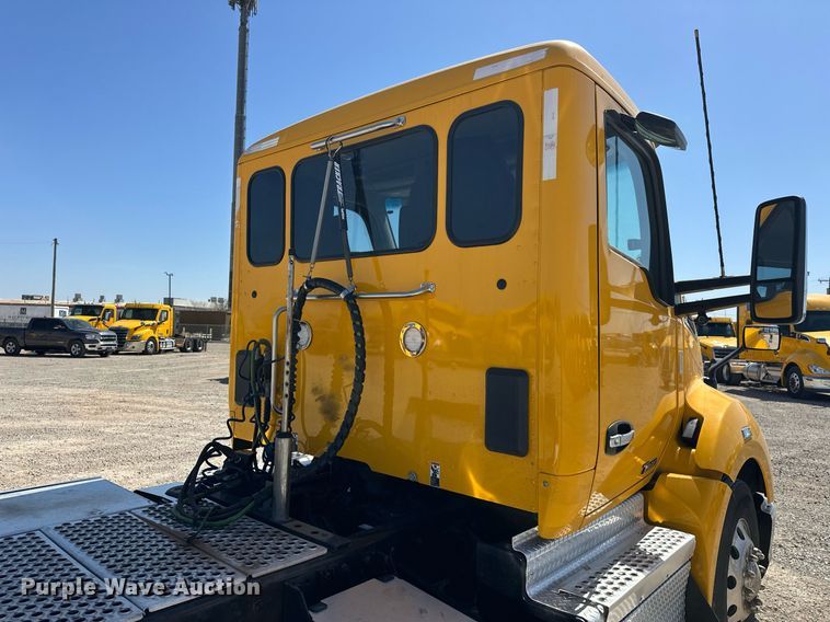 image for item EK0578 2022 Kenworth T680 semi truck