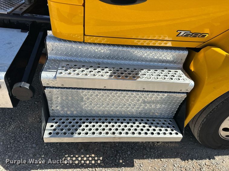 image for item EK0578 2022 Kenworth T680 semi truck
