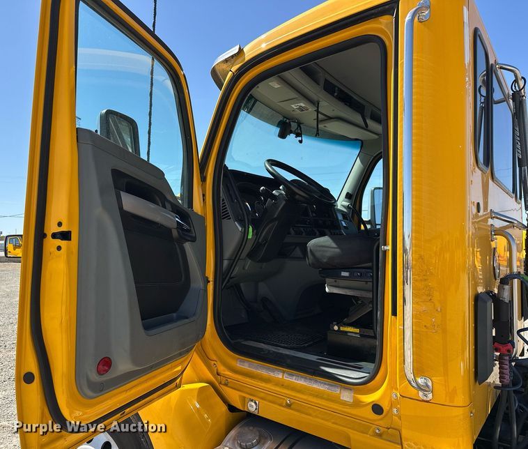 image for item EK0578 2022 Kenworth T680 semi truck