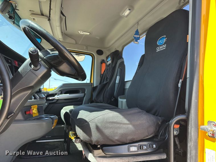 image for item EK0578 2022 Kenworth T680 semi truck