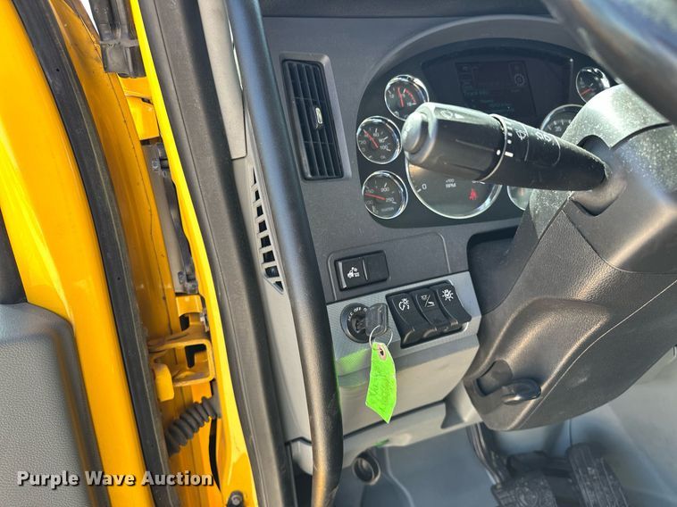 image for item EK0578 2022 Kenworth T680 semi truck