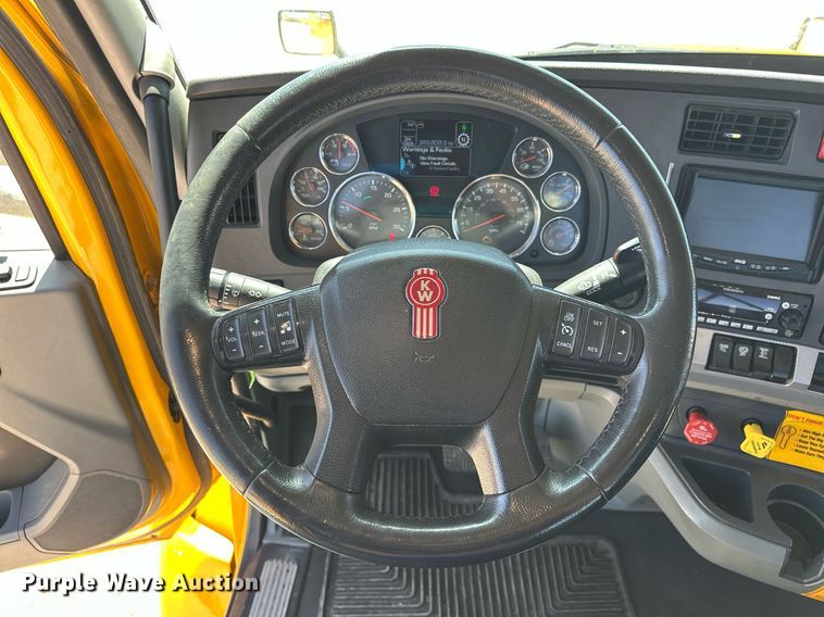 image for item EK0578 2022 Kenworth T680 semi truck