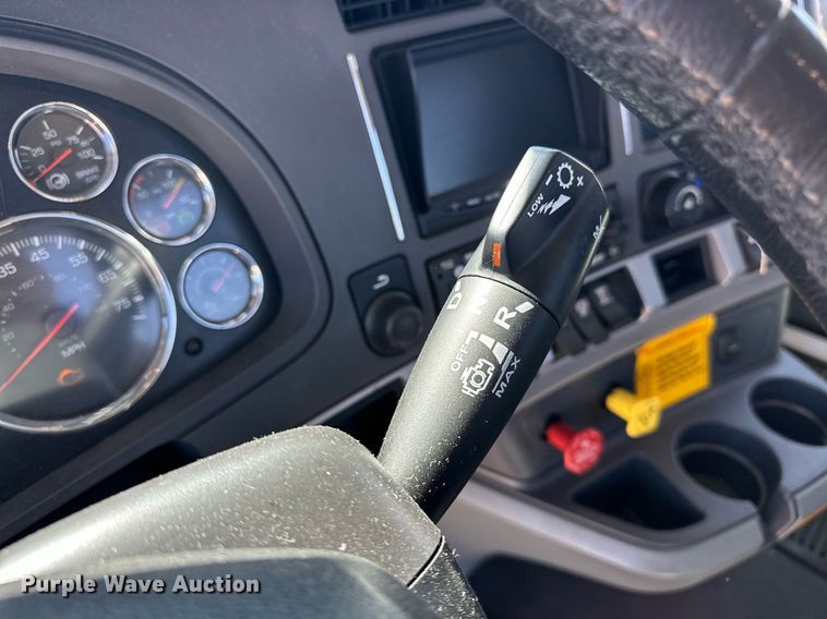 image for item EK0578 2022 Kenworth T680 semi truck