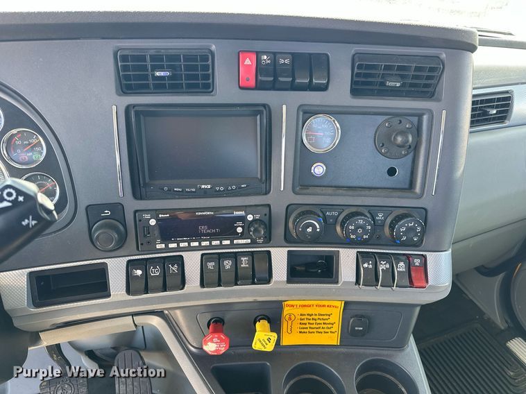 image for item EK0578 2022 Kenworth T680 semi truck