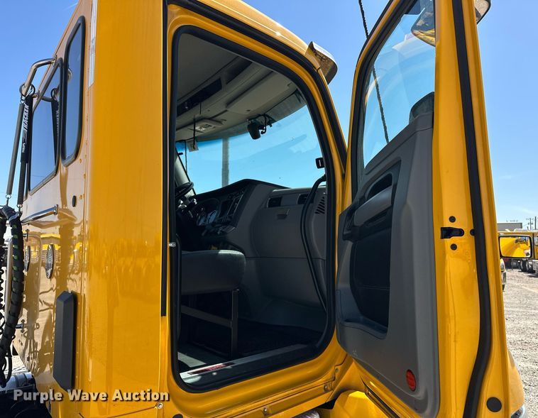 image for item EK0578 2022 Kenworth T680 semi truck