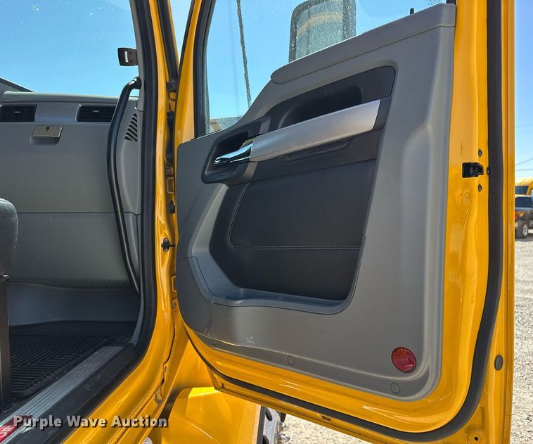 image for item EK0578 2022 Kenworth T680 semi truck