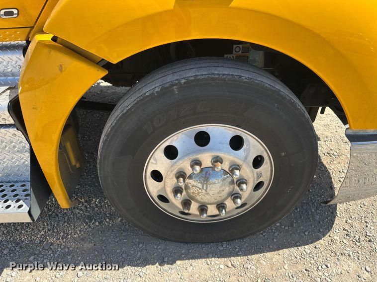image for item EK0578 2022 Kenworth T680 semi truck