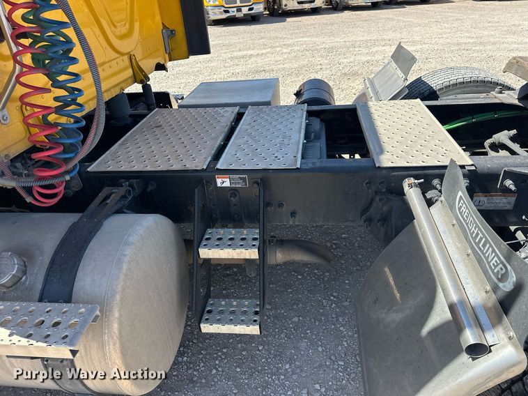 image for item EK0579 2021 Freightliner Cascadia 126 semi truck