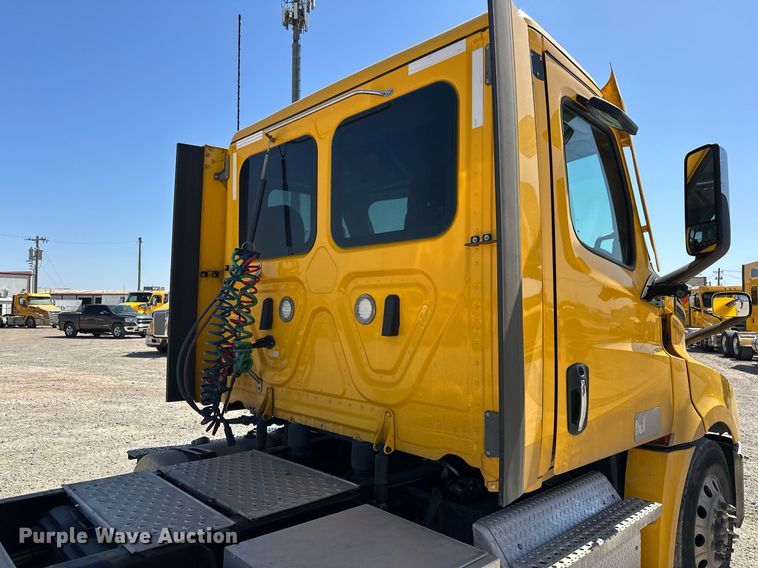 image for item EK0579 2021 Freightliner Cascadia 126 semi truck