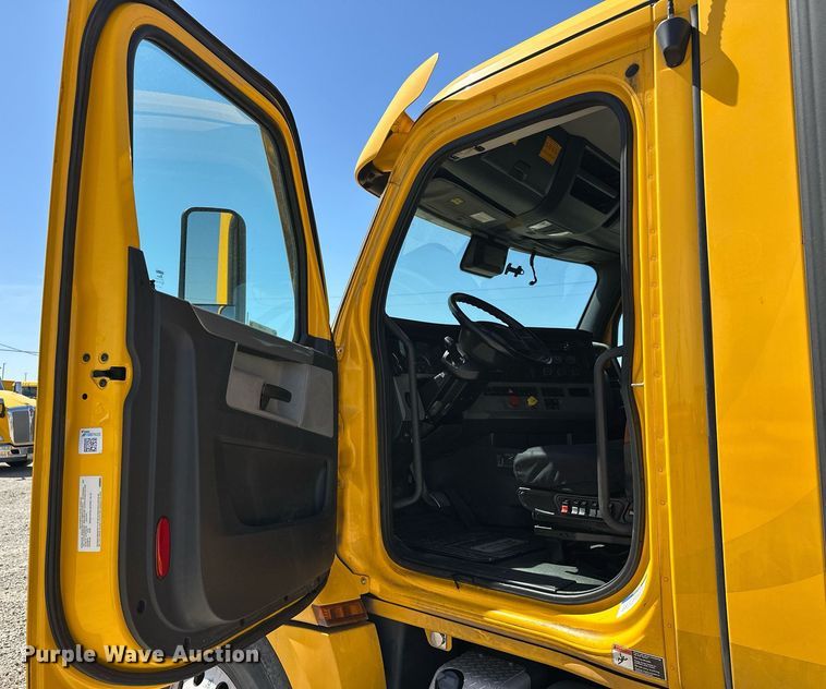 image for item EK0579 2021 Freightliner Cascadia 126 semi truck