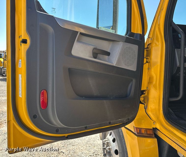 image for item EK0579 2021 Freightliner Cascadia 126 semi truck