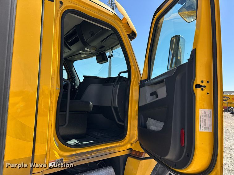 image for item EK0579 2021 Freightliner Cascadia 126 semi truck