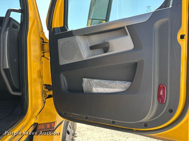 image for item EK0579 2021 Freightliner Cascadia 126 semi truck