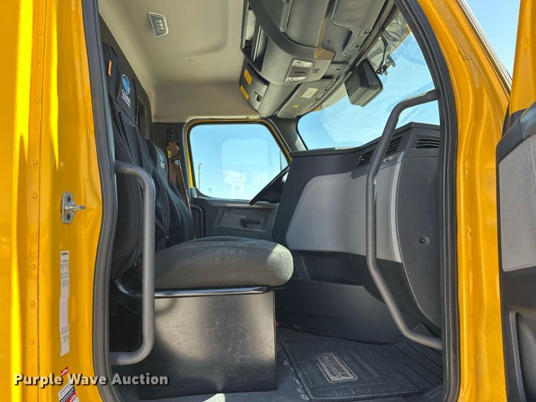 image for item EK0579 2021 Freightliner Cascadia 126 semi truck