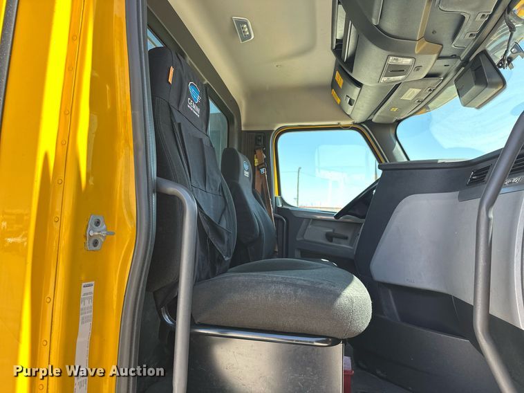 image for item EK0579 2021 Freightliner Cascadia 126 semi truck