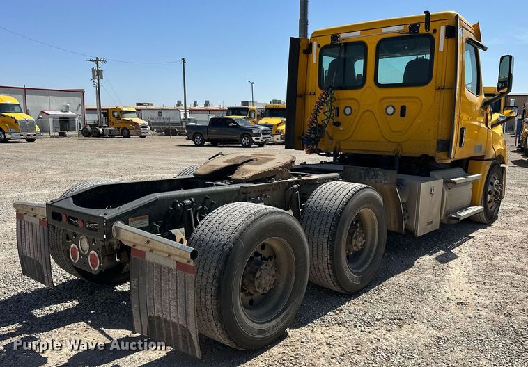 image for item EK0580 2020 Freightliner Cascadia 126 semi truck