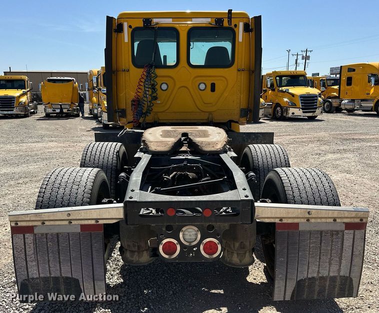 image for item EK0580 2020 Freightliner Cascadia 126 semi truck