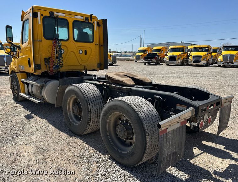 image for item EK0580 2020 Freightliner Cascadia 126 semi truck