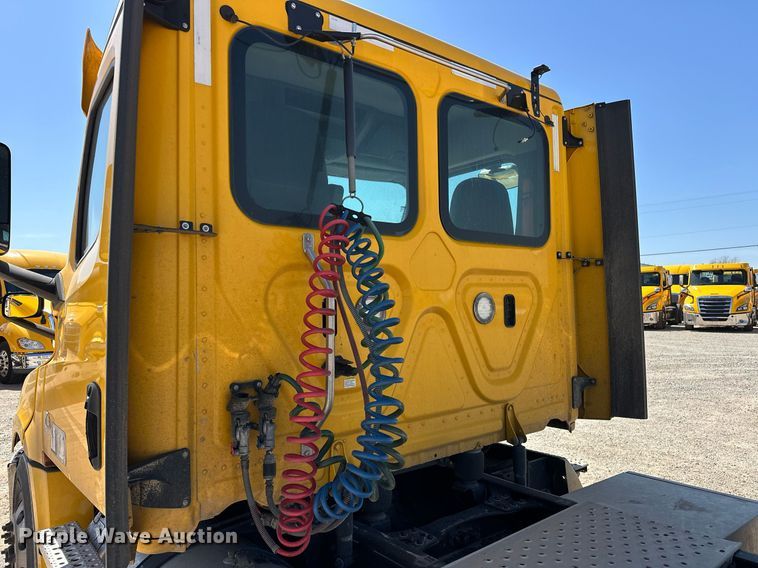 image for item EK0580 2020 Freightliner Cascadia 126 semi truck