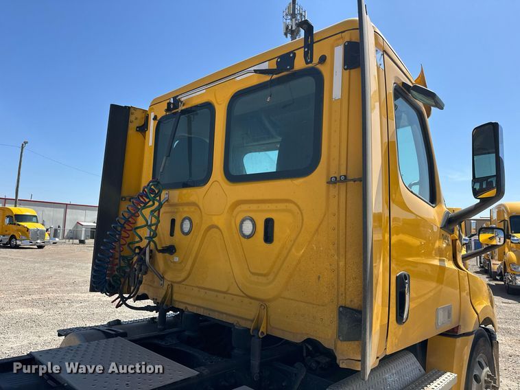 image for item EK0580 2020 Freightliner Cascadia 126 semi truck