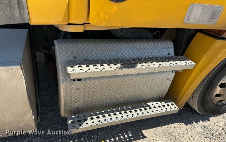 image for item EK0580 2020 Freightliner Cascadia 126 semi truck