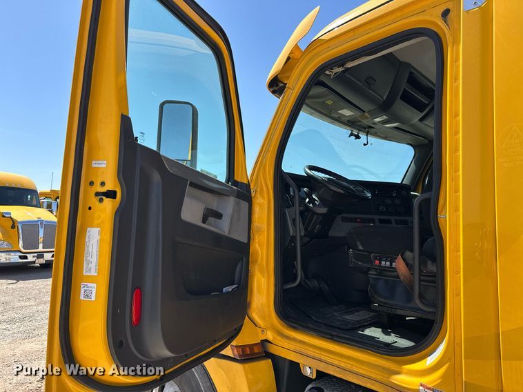 image for item EK0580 2020 Freightliner Cascadia 126 semi truck