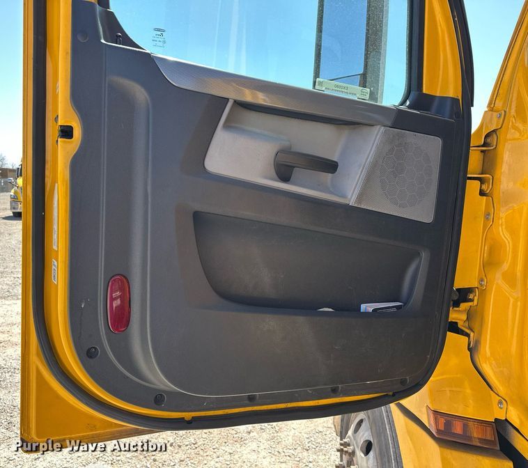 image for item EK0580 2020 Freightliner Cascadia 126 semi truck