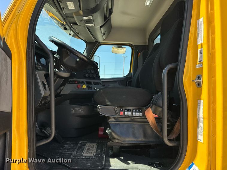 image for item EK0580 2020 Freightliner Cascadia 126 semi truck