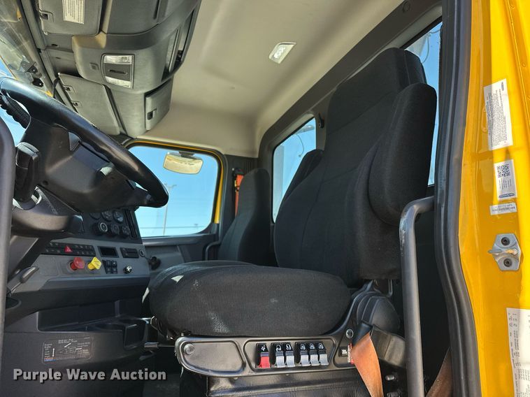 image for item EK0580 2020 Freightliner Cascadia 126 semi truck