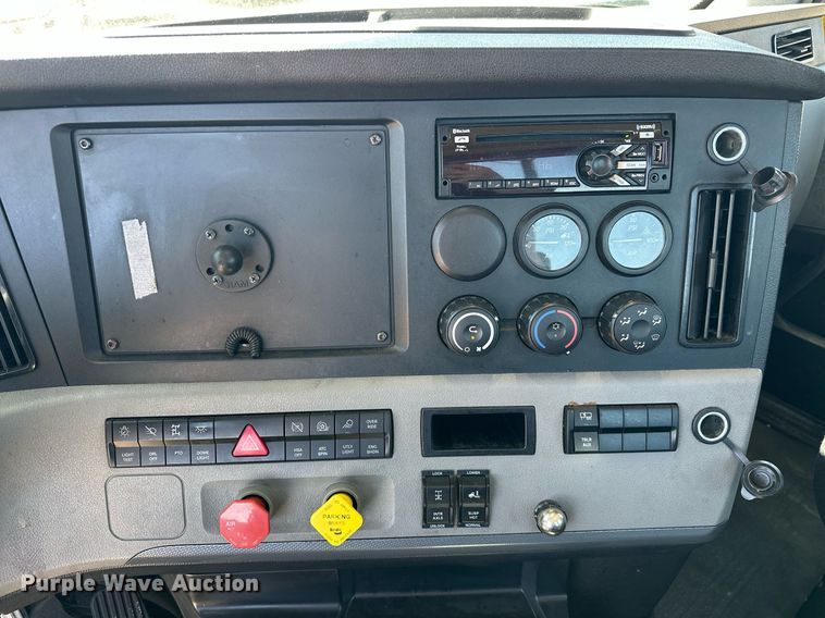 image for item EK0580 2020 Freightliner Cascadia 126 semi truck