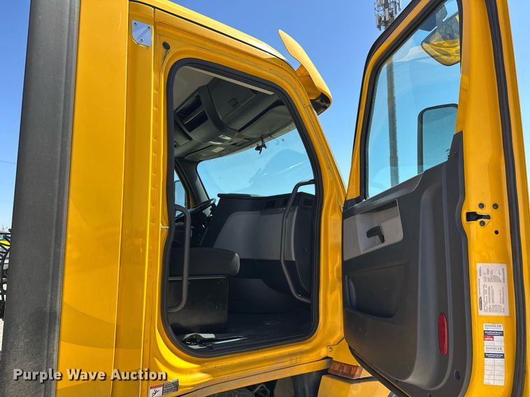 image for item EK0580 2020 Freightliner Cascadia 126 semi truck