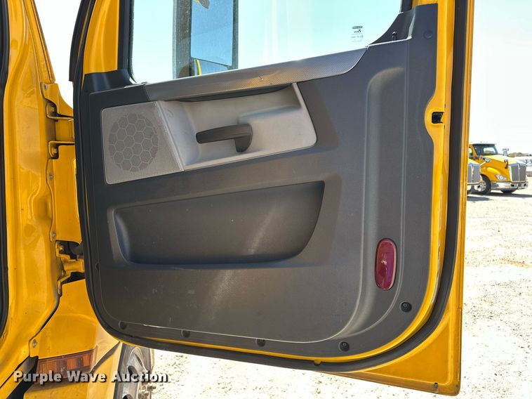 image for item EK0580 2020 Freightliner Cascadia 126 semi truck