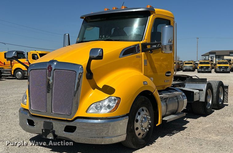 image for item EK0581 2022 Kenworth T680 semi truck