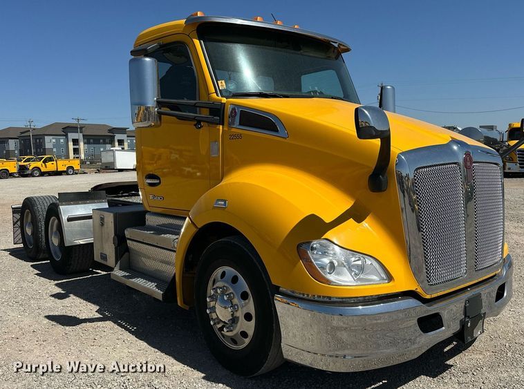 image for item EK0581 2022 Kenworth T680 semi truck