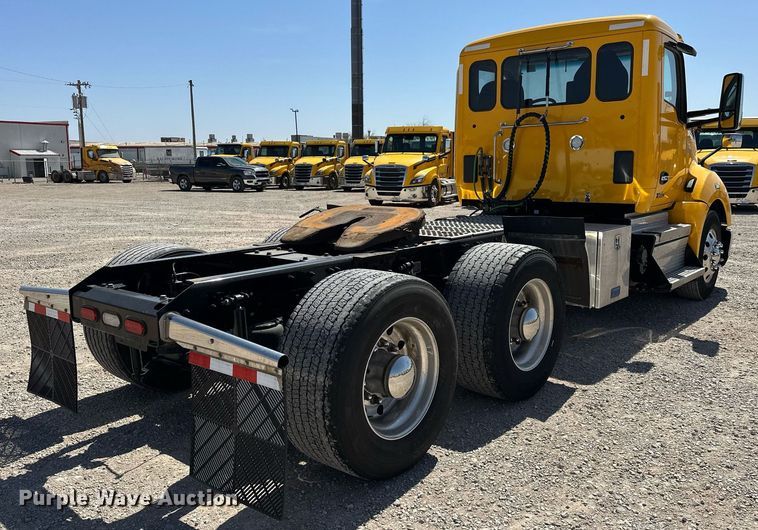 image for item EK0581 2022 Kenworth T680 semi truck